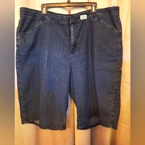 22W Bermuda shorts. 7564